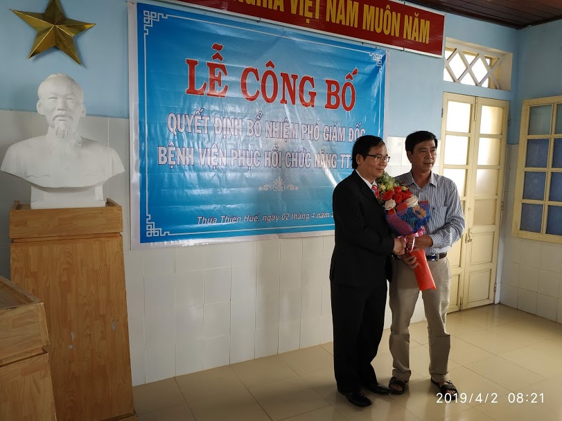 Bs CKII Nguyễn Quang Hiền - Bí thư Chi bộ - Giám đốc Bệnh viện tặng hoa cho tân Phó Giám đốc.